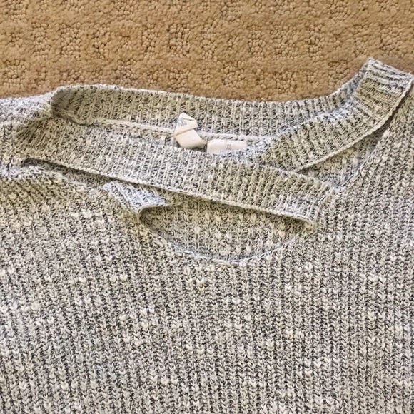 A grey sweater - Picture 2 of 3
